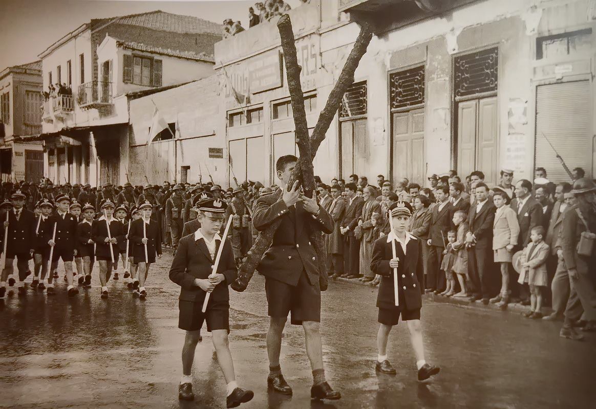 Μαθητές του «Αρέθειου» εκπαιδευτηρίου κατά τη λιτανεία του Αγίου Ανδρέα το 1949 (φωτ. Ηνωμένοι Φωτορεπόρτερ - Συλλογή Ν.Ε. Τόλη), από την έκδοση «Πάτρα 1947-1964»