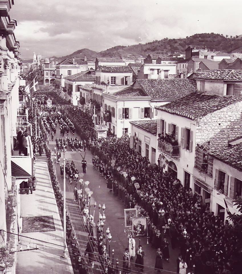 Πάτρα 1956 - Η Λιτανεία του Αγίου Ανδρέου στην οδό Μαιζώνος